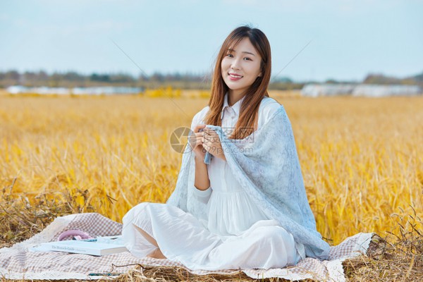 杭州，这座风光旖旎的江南古城，自古以来便以美景、美食、美茶著名于世。在这座都会的繁华之中，有一家融合了传统与当代元素的饭店——杭州仁和饭店，它以茶香按摩为特色，为来宾们提供了一个尽享雅致韶光的休憩之所。